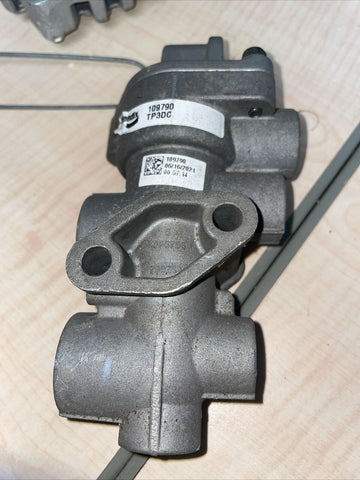 New Bendix 109790 / TP3DC Tractor Protection Valve - Free Shipping