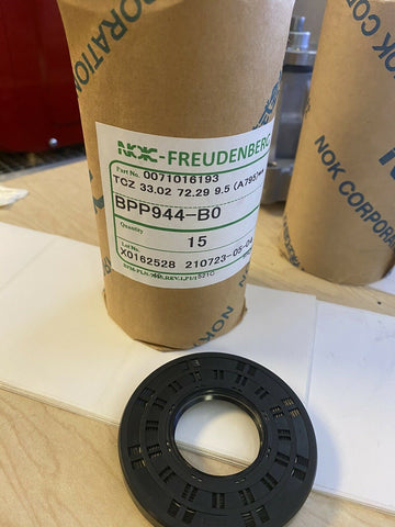 BRAND NEW BPP944-B0 OIL SEAL NOK TCZ 33.02 72.29 9.5 (A795)  ( 15 PER LOT )
