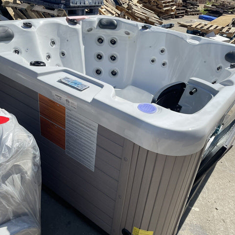 New Sunrans New Design Hot Tub SPA (SR810C) COSMETIC DAMAGE