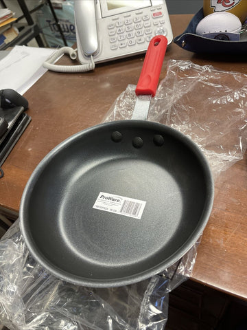 BRAND NEW 8" ALUMINUM NON-STICK FRY PAN, QUANTUM W/SLEEVE **FREE SHIPPING**