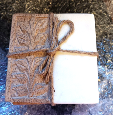 NEW CREATIVE CO-OP DF4996 MARBLE AND HAND CARVED WOOD COASTER SET (FREE SHIPPING